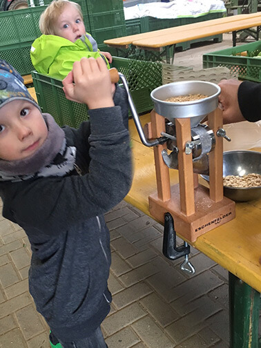 Schossberghof SoLawi Minfeld Haferflocken Mahlen